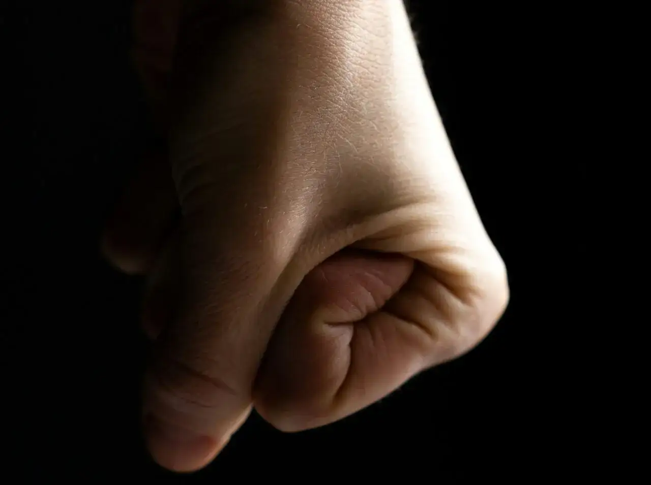 Kary za pobicie w Polsce: Od grzywny po 10 lat więzienia. Co wpływa na wyrok?