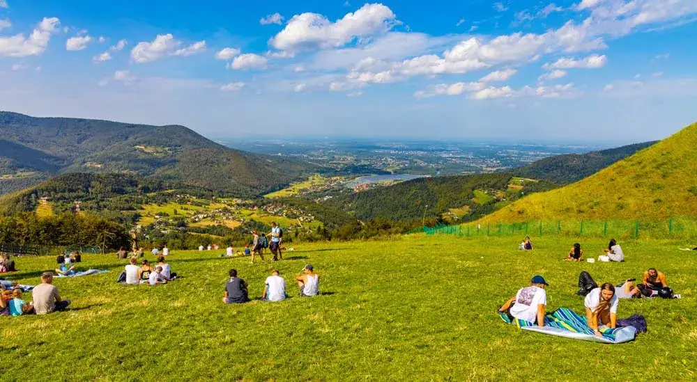 Góra Żar: Atrakcje dla każdego? Kompletny przewodnik Kazimierza Makowskiego