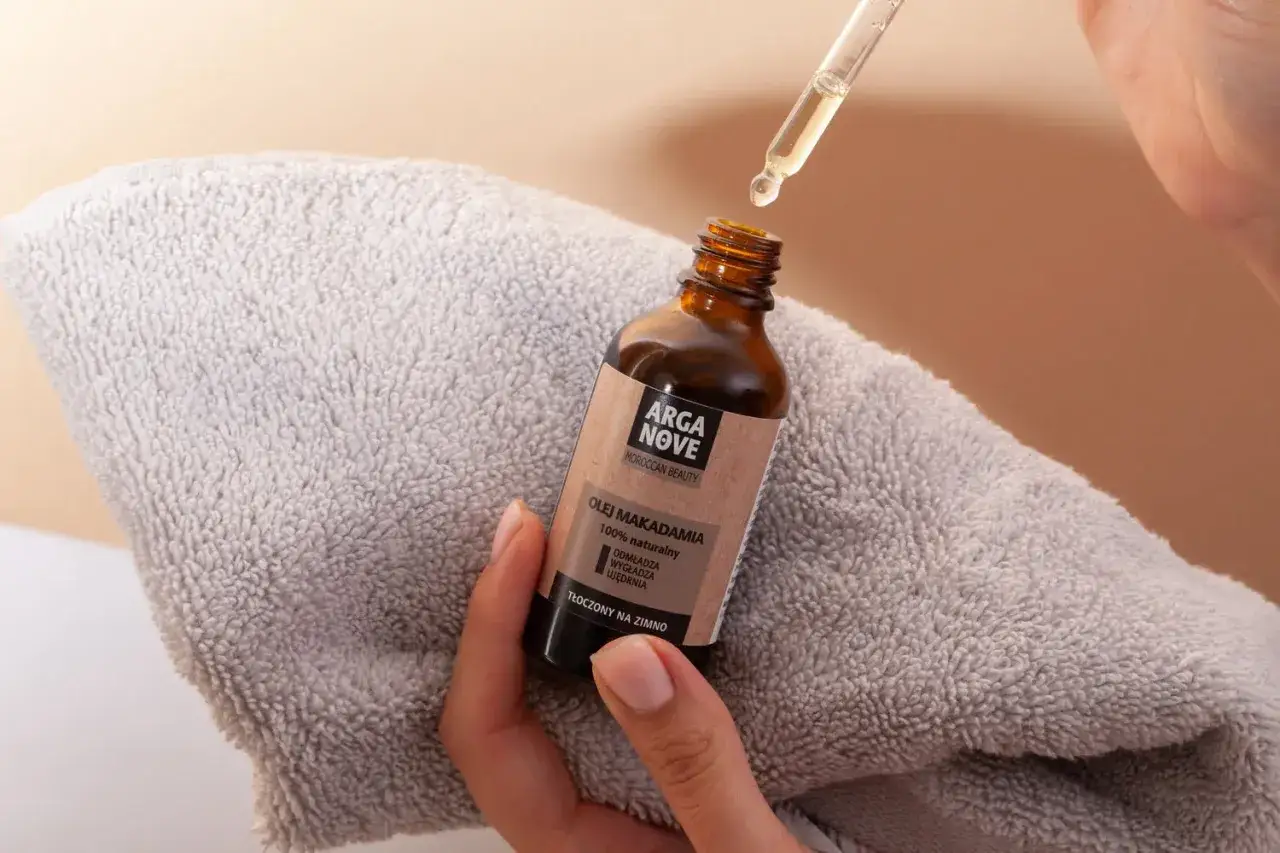 Kropla olejku na paznokcie z buteleczki Arganove. Pielęgnacja dłoni i paznokci.