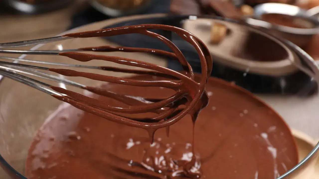 Jak uratować zwarzoną polewę czekoladową? Szybkie triki i porady