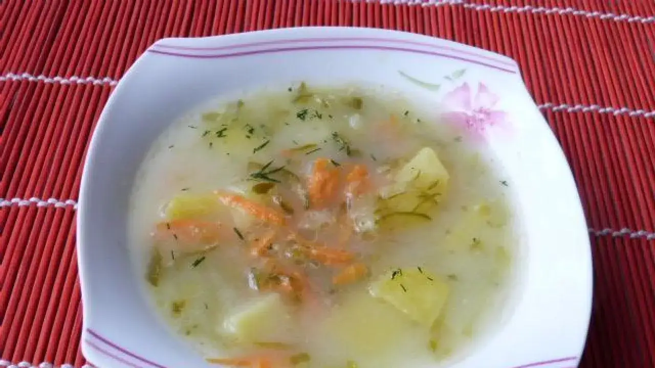 Zupa ogórkowa z ziemniakami: gotuj jak ekspert, unikaj błędów