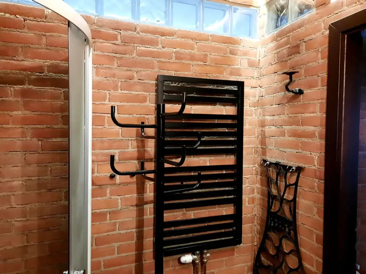 Czym pomalować cegłę, aby efekt był trwały i estetyczny?