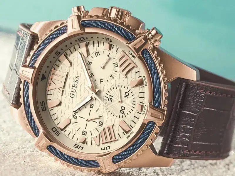 Stylizacje z paskiem Guess: Odkryj modne połączenia na każdą okazję