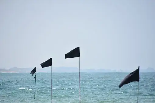 Czarna flaga nad morzem - co oznacza i jak uniknąć niebezpieczeństw