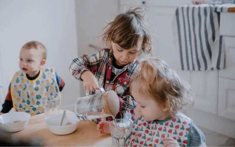 Żłobek czy niania: co wybrać, aby uniknąć błędów w opiece?