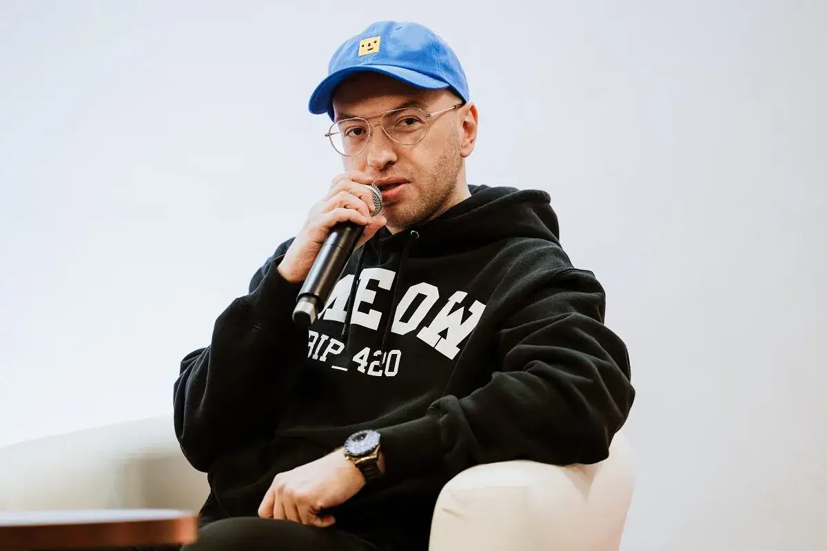 Kto tworzy muzykę elektroniczną? Poznaj ikony i polskie gwiazdy