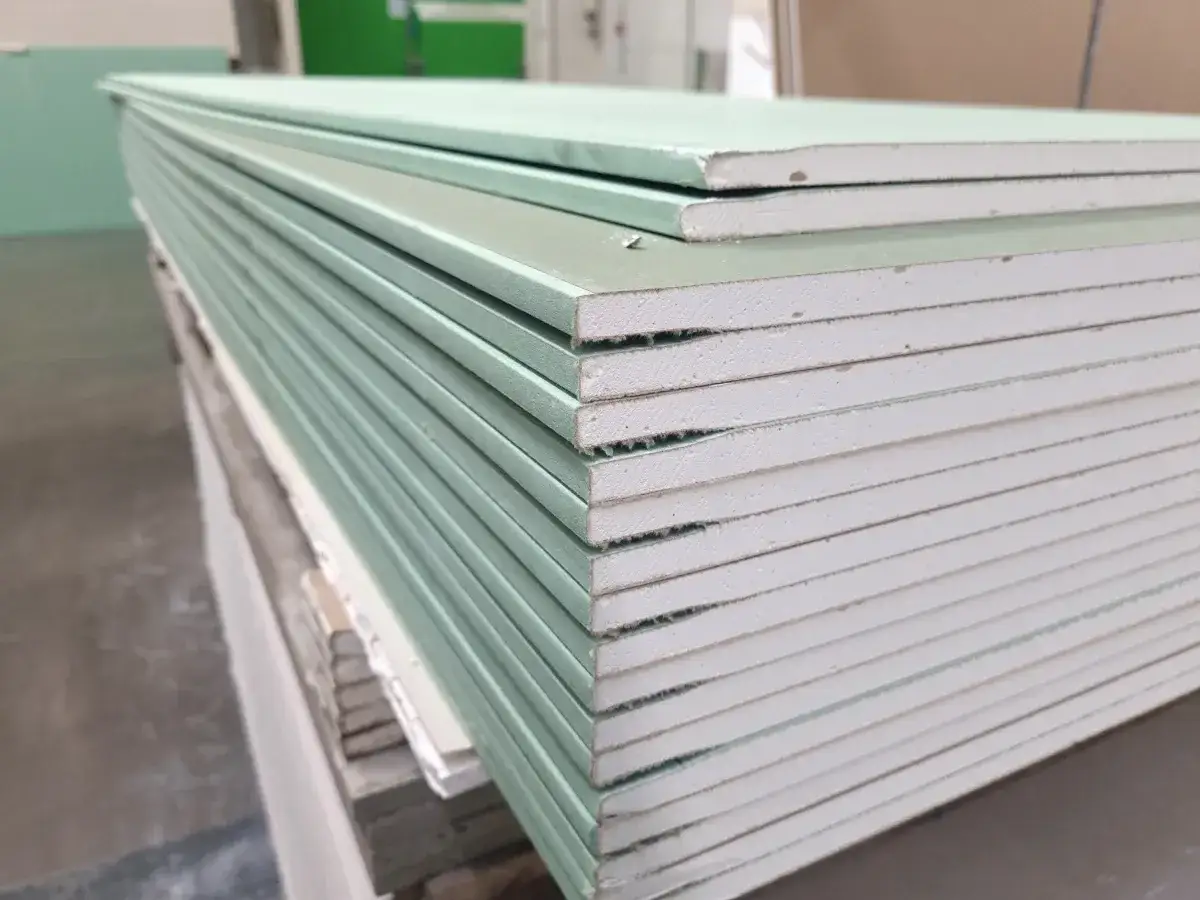 Tynk czy karton-gips? Koszty, czas, trwałość wybierz mądrze!