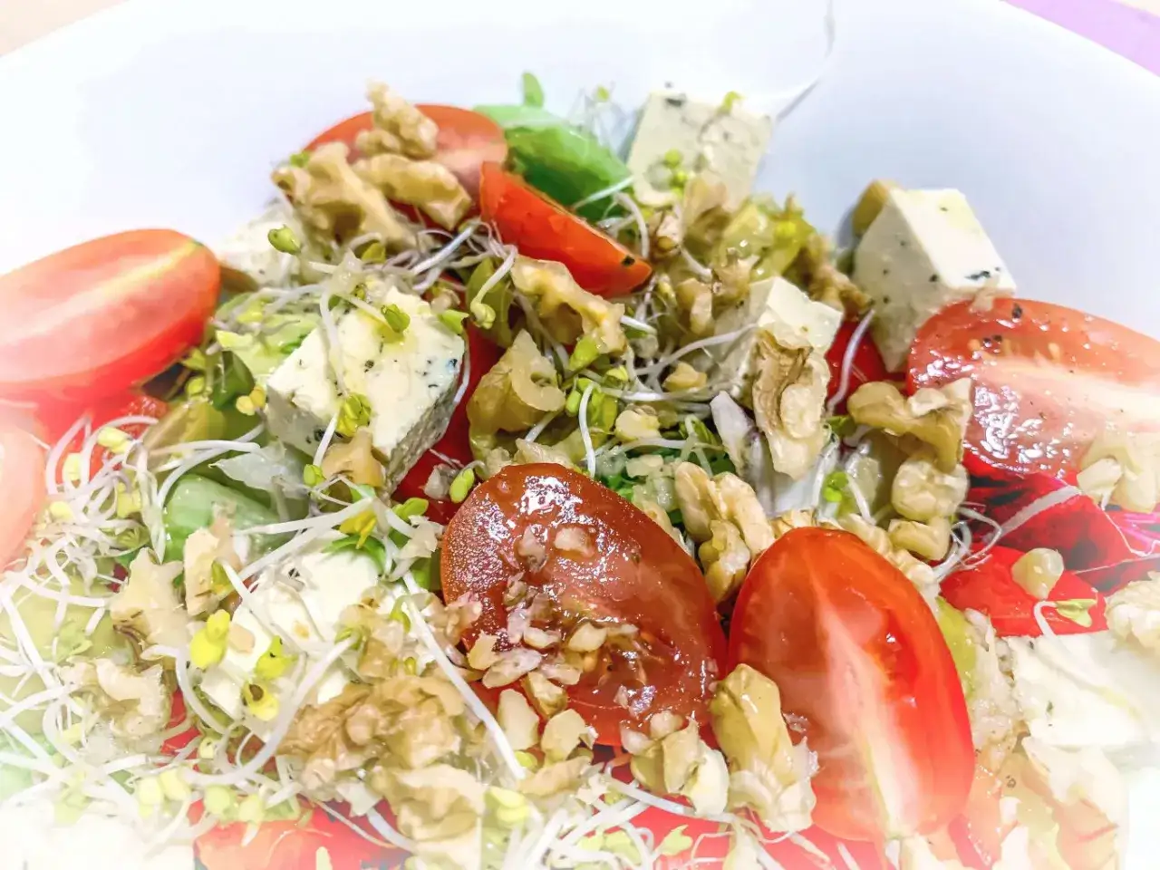 Jak przygotować tofu do sałatki, aby zaskoczyć smakiem i zdrowiem