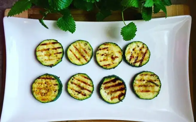 Cukinia z grilla: Sekrety mistrza na idealny smak i chrupkość!