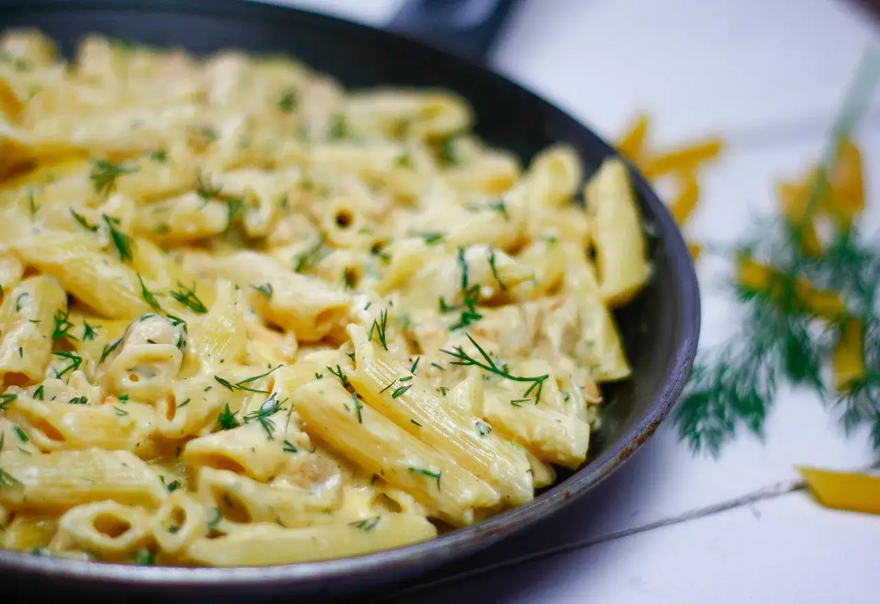 Penne z kurczakiem w sosie śmietanowym – łatwy przepis na obiad
