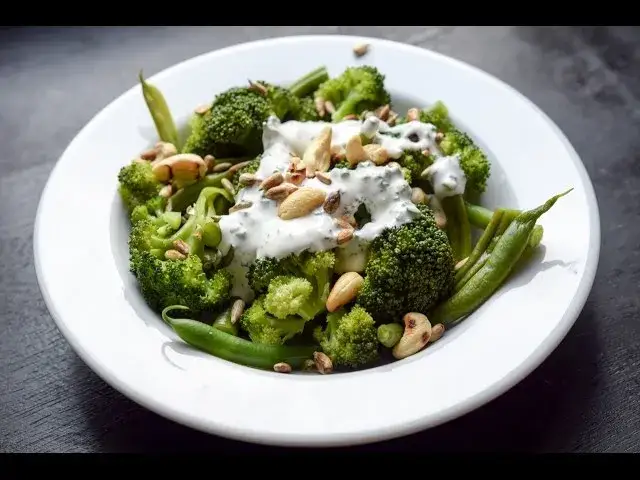Jak zrobić sałatkę brokułową, która zachwyci Twoich gości?
