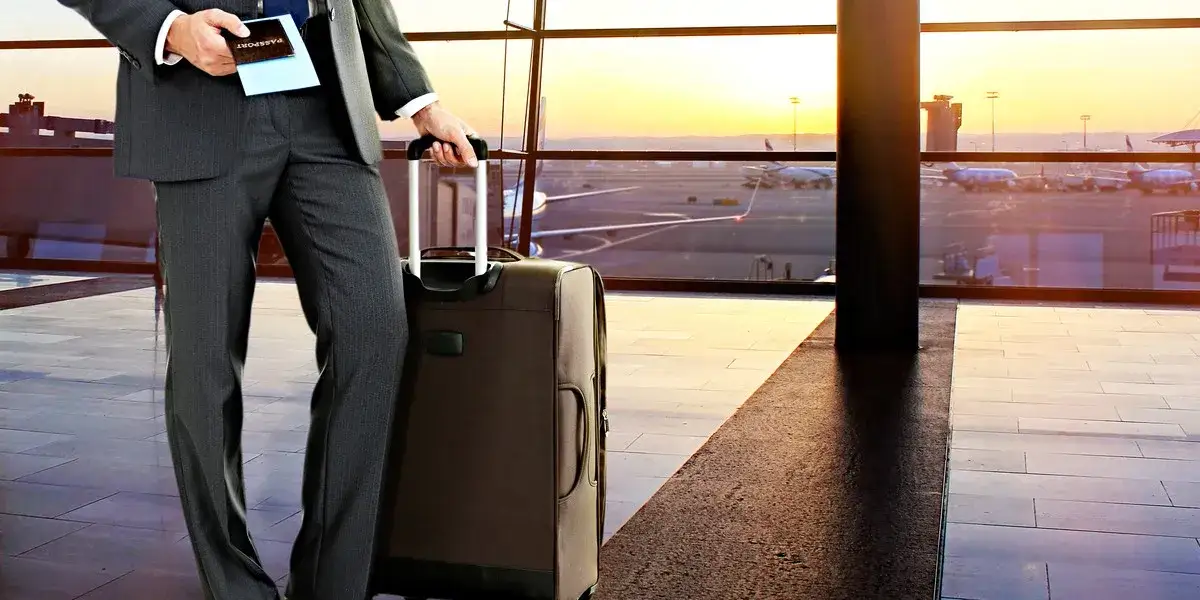 Jak spakować garnitur do walizki, aby uniknąć zagnieceń i uszkodzeń