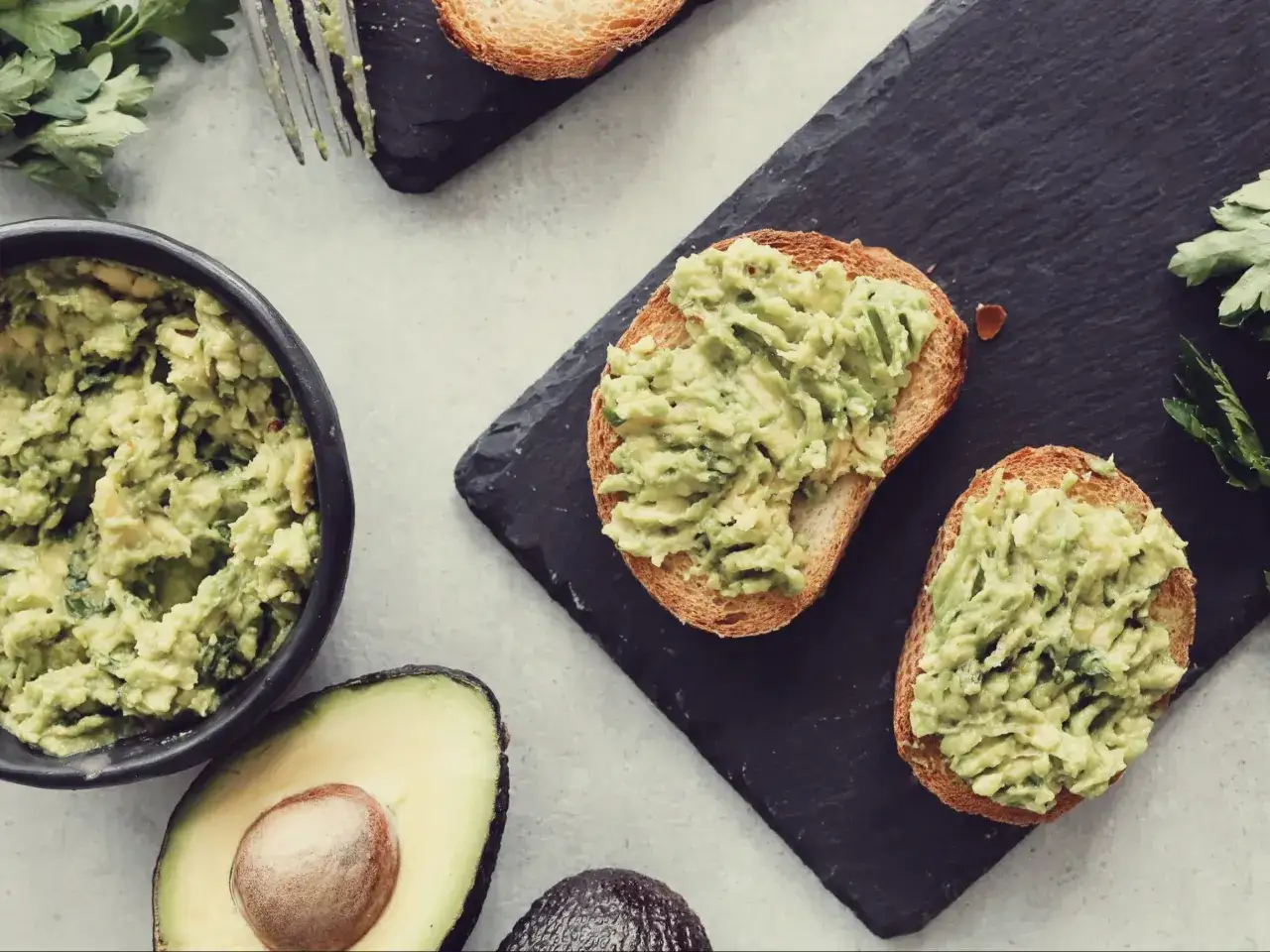 Najzdrowsze smarowidła do pieczywa: Awokado, hummus i inne alternatywy