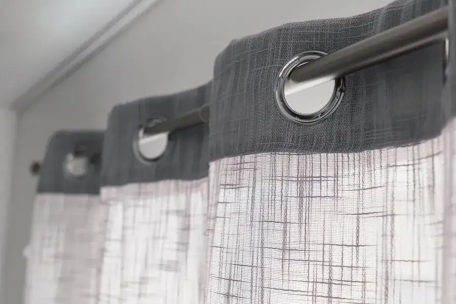 Ile odsunąć karnisz od ściany, aby uniknąć problemów z zasłonami?