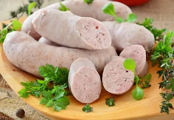 Jak przyrządzić kiełbasę białą parzoną, by była idealna i soczysta