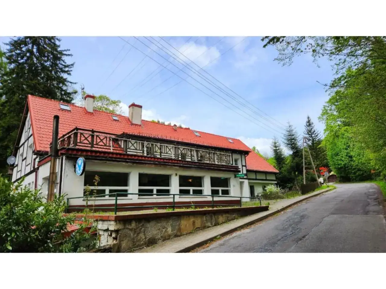 Urokliwa bacówka noclegi Sierpnica w otoczeniu zieleni. Idealne miejsce na wypoczynek.