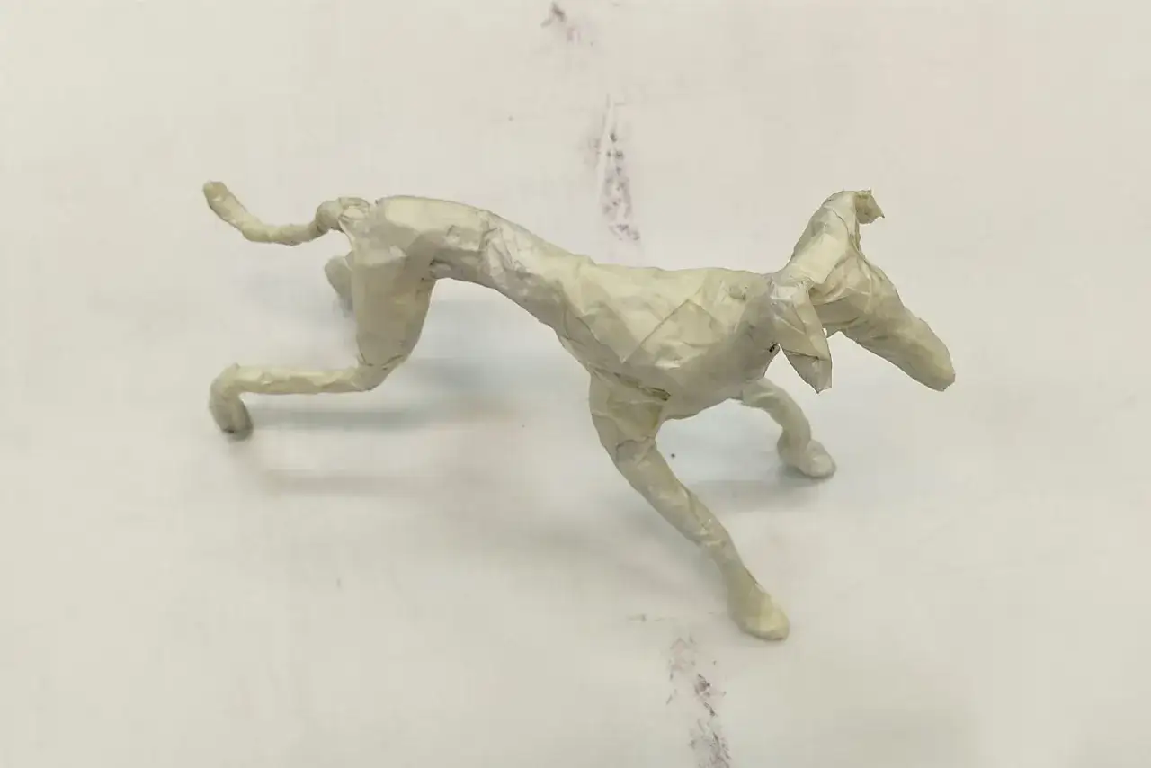 Szkielet rzeźby psa z drutu i papieru, w trakcie tworzenia.