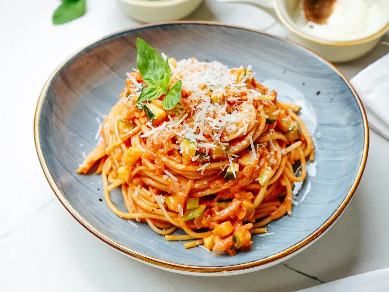 Zucchini mit Nudeln: So gelingt die perfekte Pasta in 20 Min.