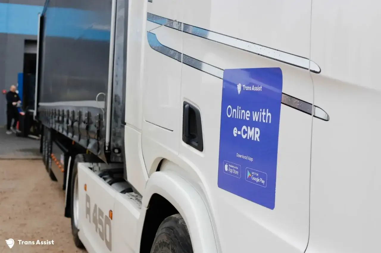 Ciężarówka z naklejką "Online with e-CMR" zachęca do cyfrowego zarządzania dokumentami transportowymi.