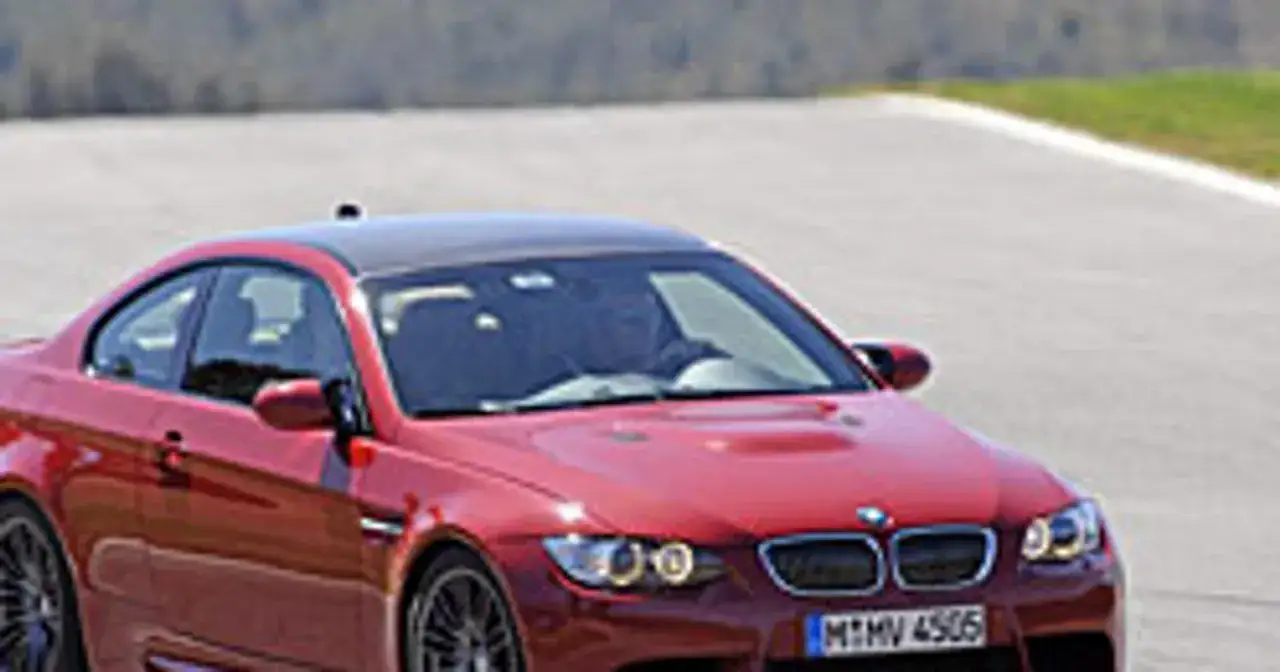 BMW E92 330i – niezwykłe osiągi, cechy i zużycie paliwa, które zaskakują