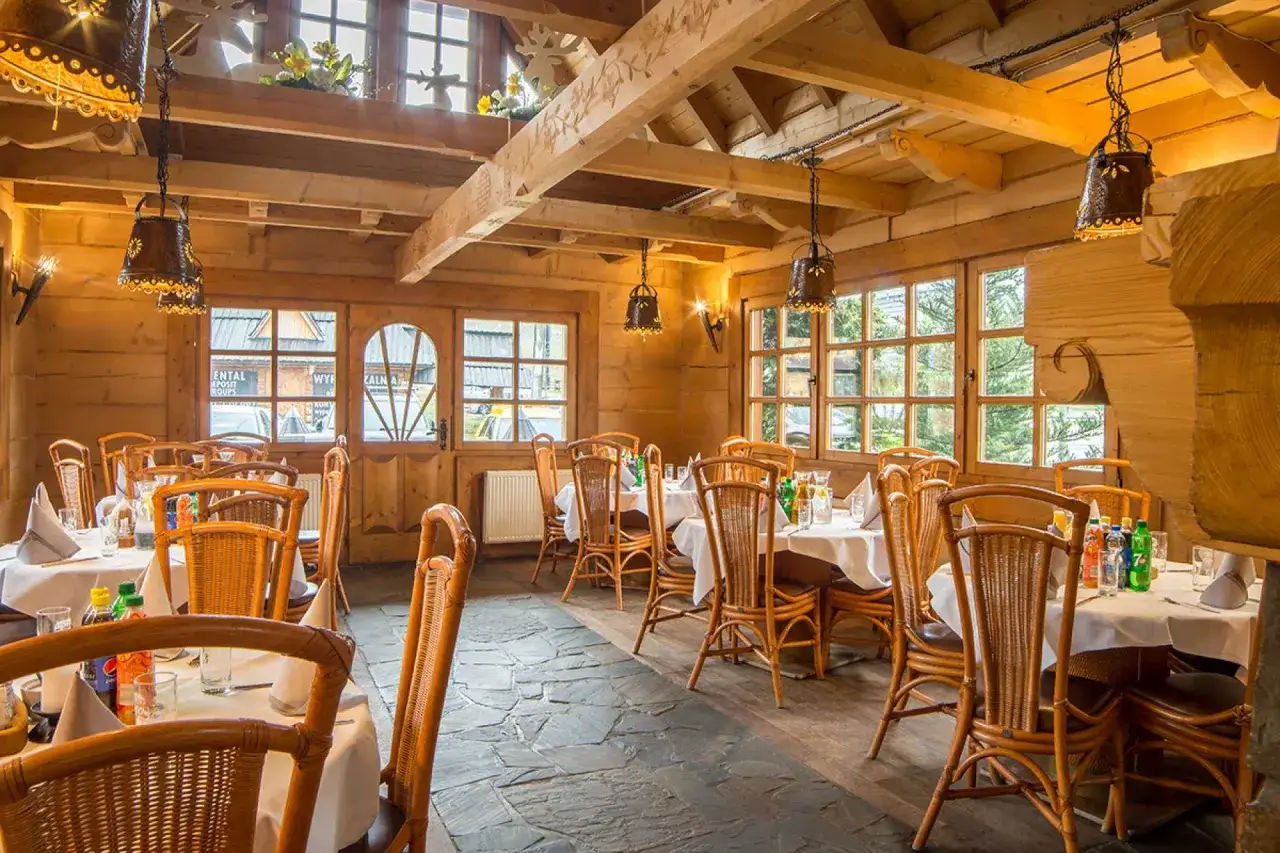 Gdzie zjeść przy Zamku Książ? Odkryj najlepsze restauracje w okolicy