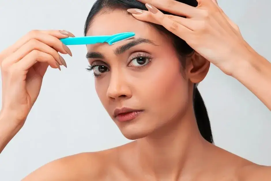 Jak używać trymera do brwi, by uniknąć błędów i osiągnąć idealny kształt