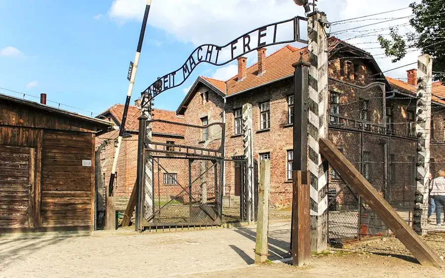 Gdzie znajduje się obóz Auschwitz-Birkenau? Odkryj jego lokalizację i znaczenie