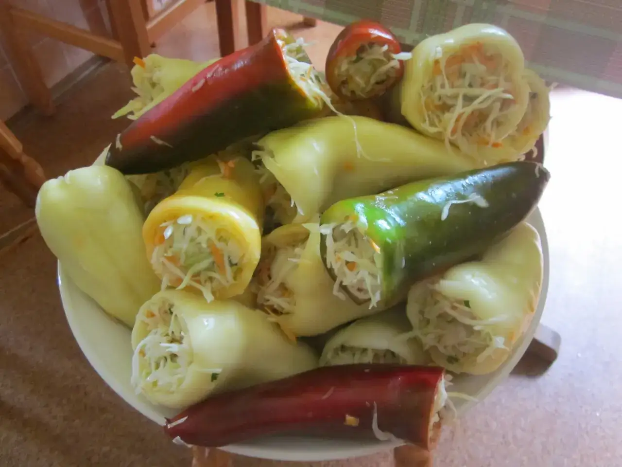 Jaką surówkę do papryki faszerowanej wybrać, aby zaskoczyć gości?