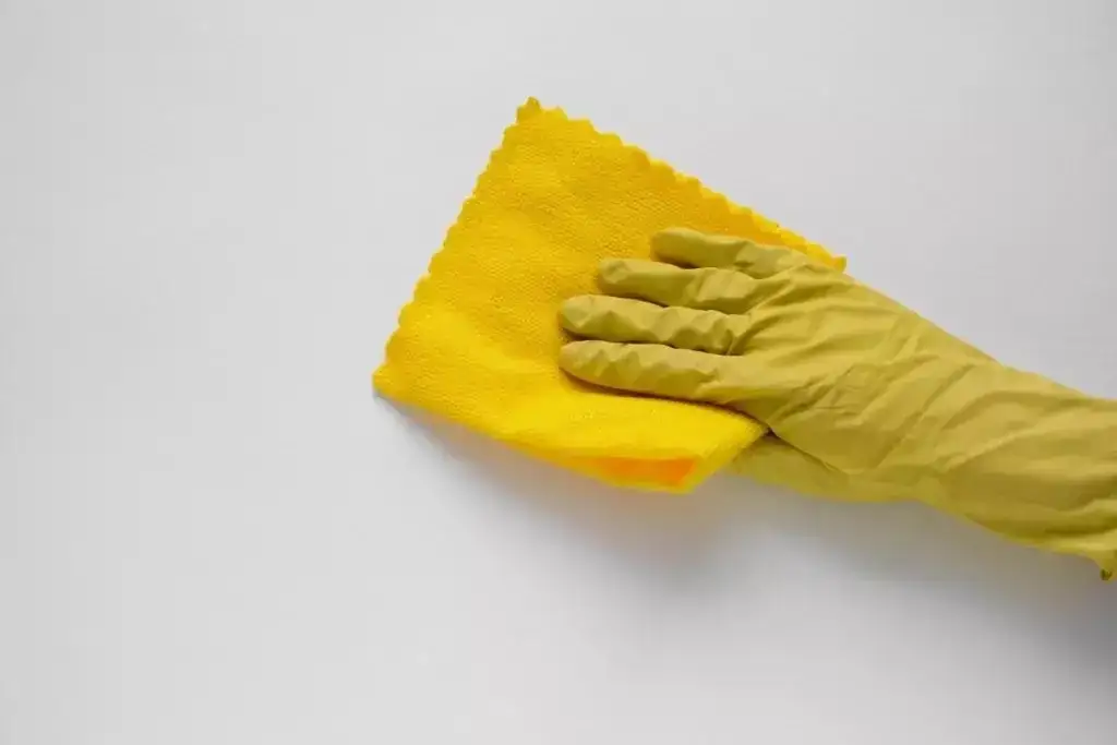 Jak skutecznie odtłuścić powierzchnie przed malowaniem, by uniknąć problemów