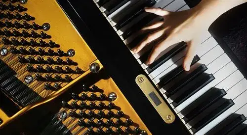 Czy fortepian to instrument strunowy? Odkryj jego prawdziwą naturę