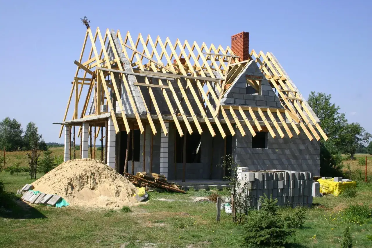 Jak głęboki fundament pod ogrodzenie? Ekspert radzi, by uniknąć błędów