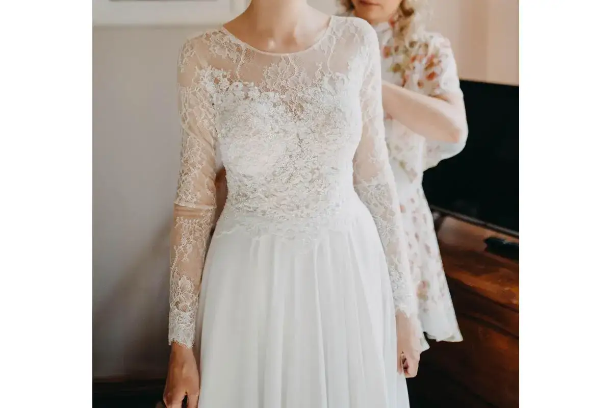 Muślinowa suknia ślubna: Lekkość i styl? Sprawdź, czy to dla Ciebie!