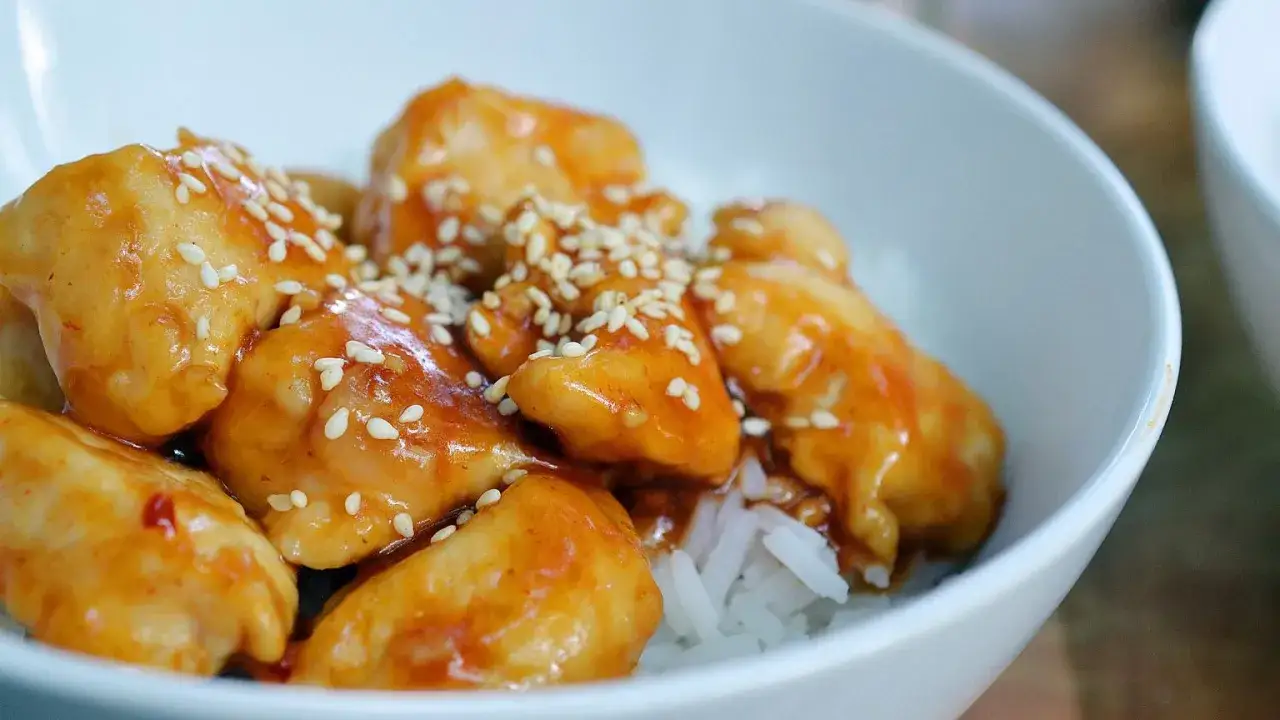 Kurczak w cieście sezamowym przepis – idealny na rodzinny obiad!