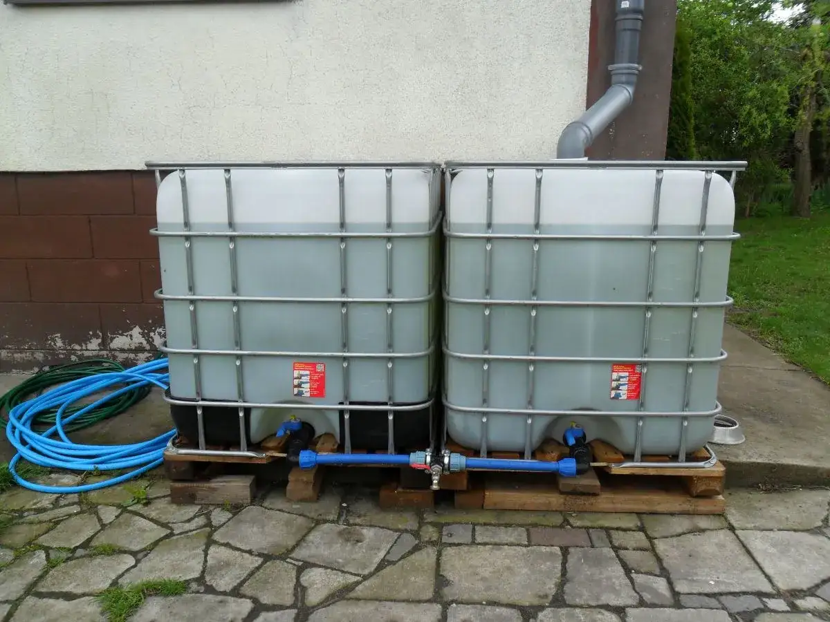 Jak połączyć dwa zbiorniki na deszczówkę bez wycieków i problemów