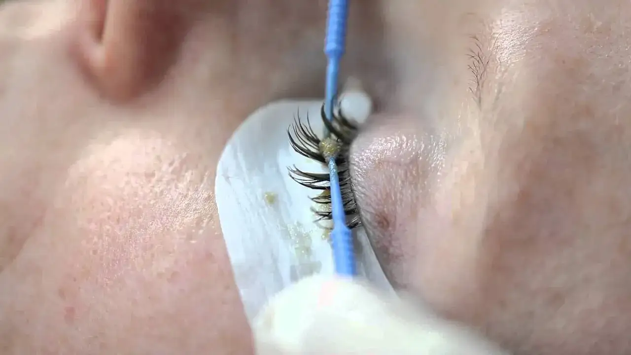 Jak wyjąć rzęsę z oka: bezpieczne metody na szybkie usunięcie