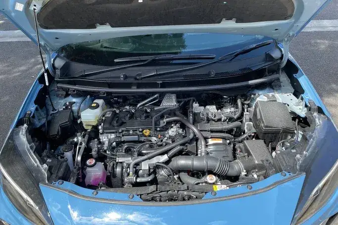 Jak otworzyć maskę Toyota Yaris w kilku prostych krokach