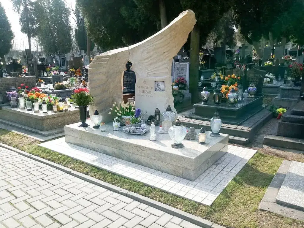 Co zamiast pomnika na cmentarzu? Odkryj nietypowe i ekologiczne opcje