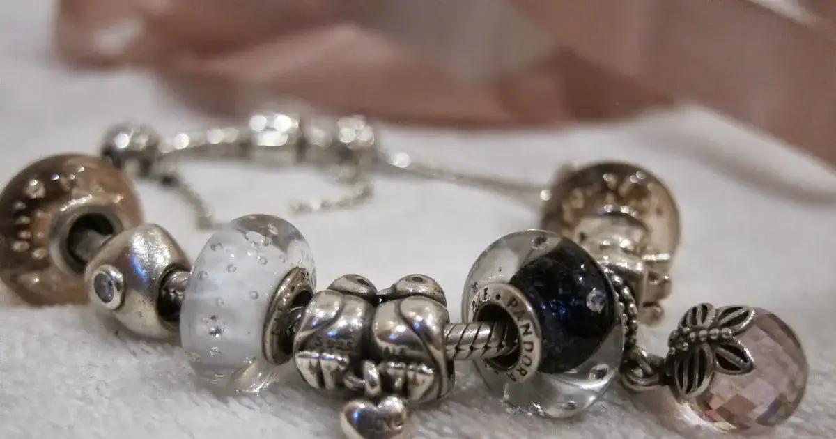 Czy bransoletki Pandora się rozciągają? Odkryj prawdę o ich trwałości