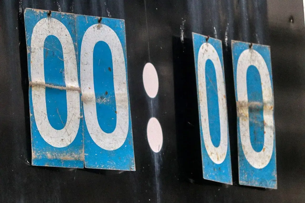 Tablica wyników z cyframi "00:00" na niebieskim tle.