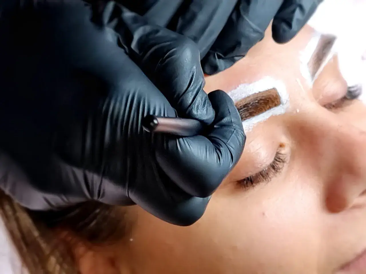 Jak długo utrzymuje się henna pudrowa na brwiach? Sprawdź fakty