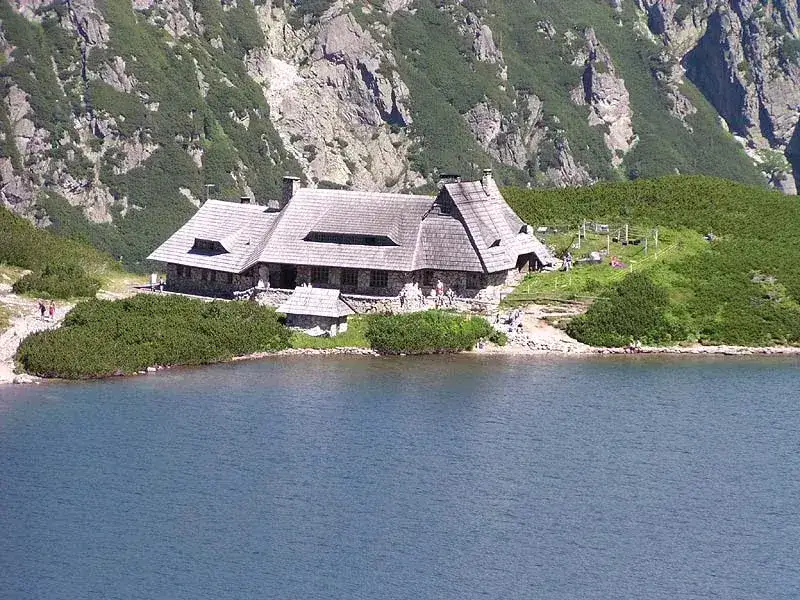 Wszystkie schroniska Sudetów w jednym miejscu - lokalizacja i ceny 2025