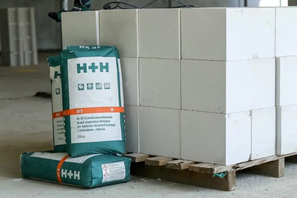Silikaty czy beton komórkowy: który materiał jest lepszy do budowy?