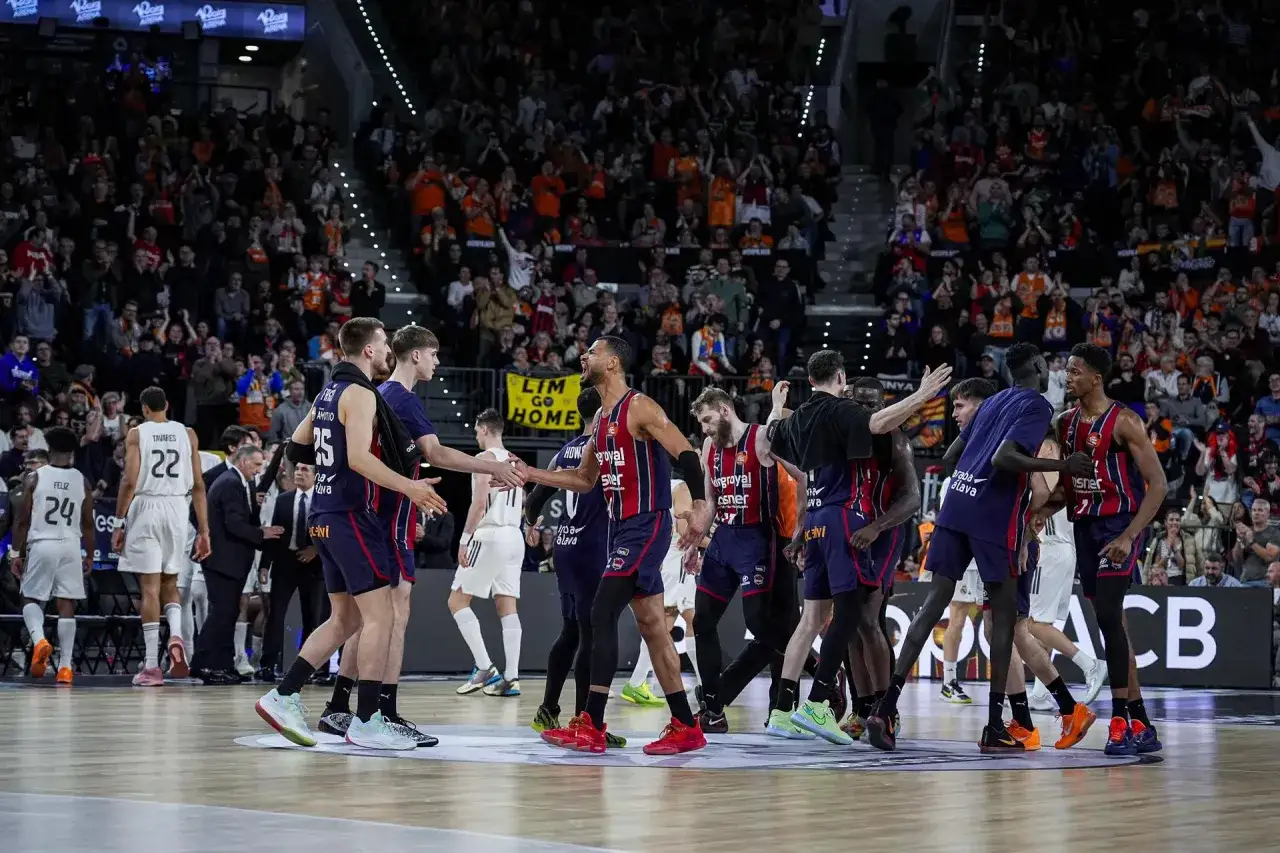 Jugadores celebran en la cancha. ¿Quién ha ganado la Copa del Rey de baloncesto? La euforia lo dice todo.