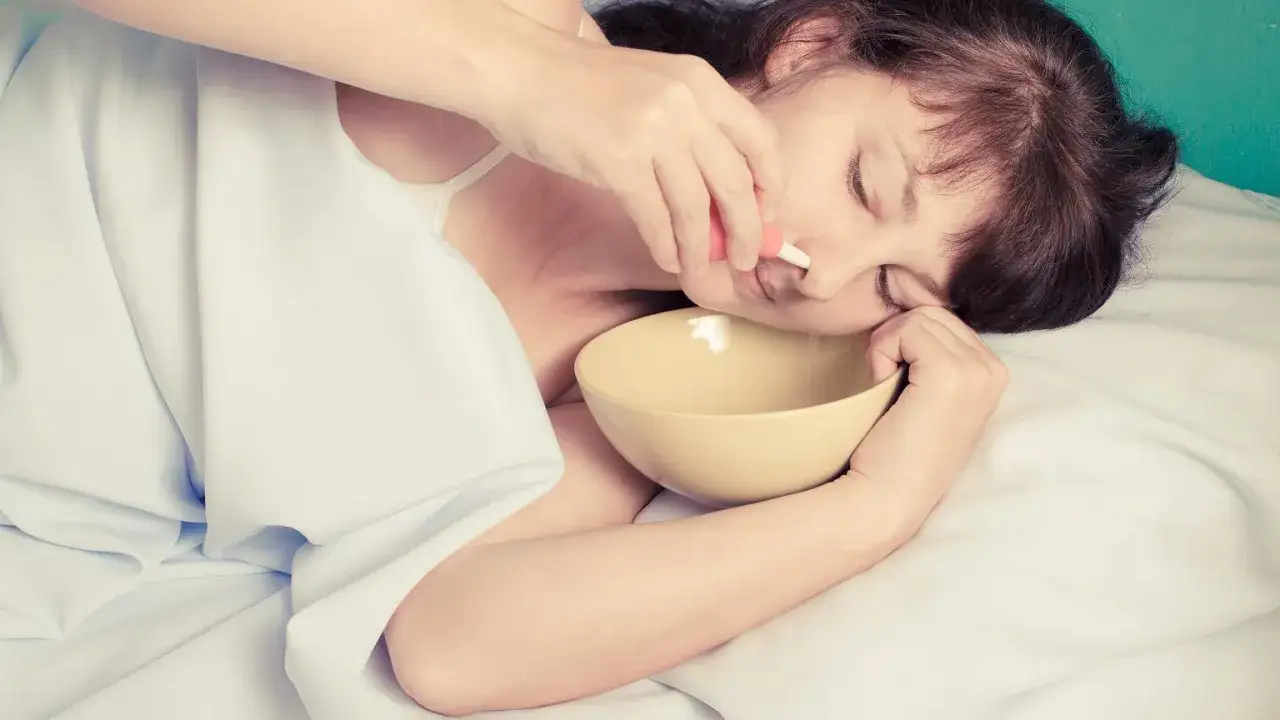 Kobieta wykonuje irygację nosa solą fizjologiczną, co to jest sól fizjologiczna, aby oczyścić zatoki.