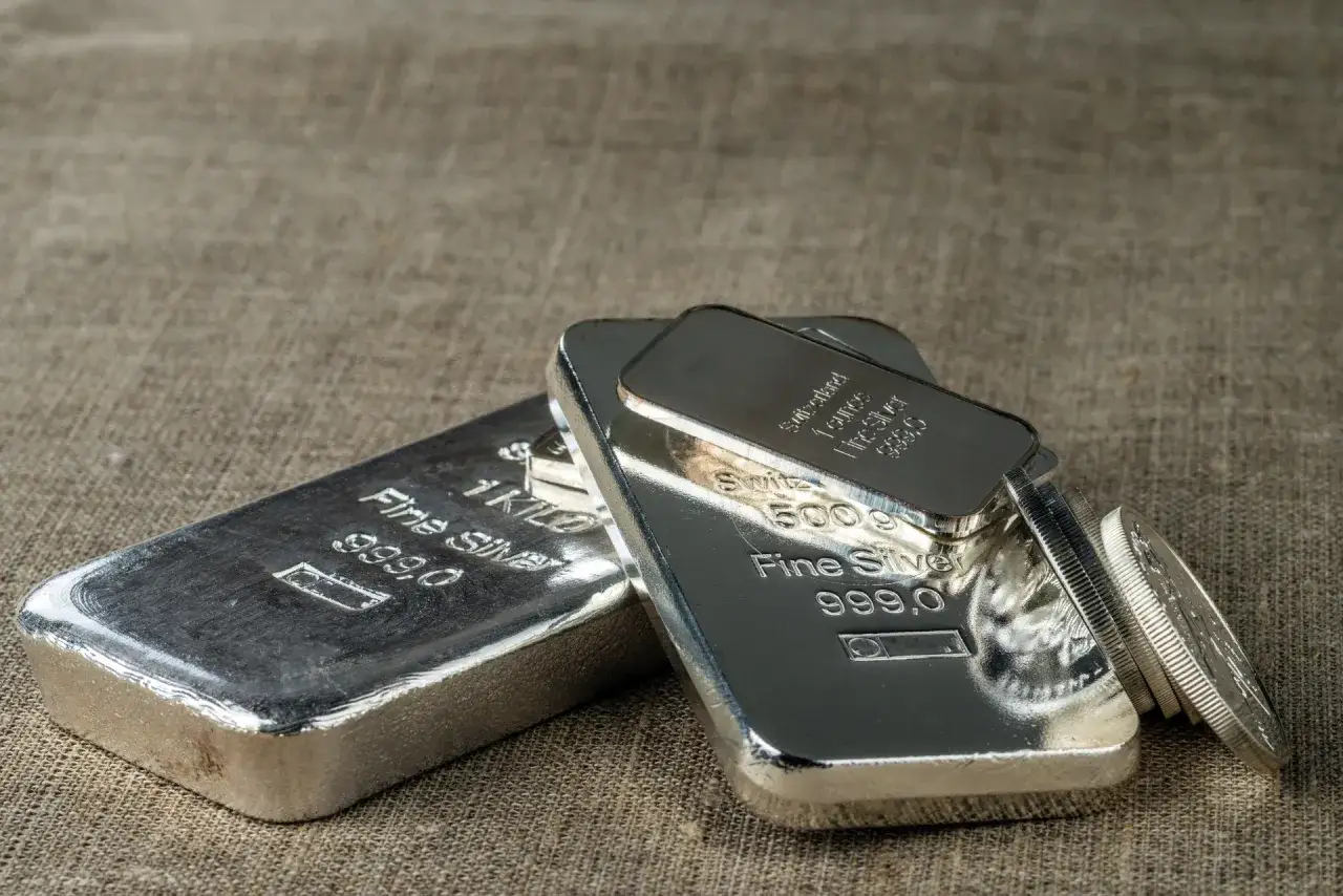 Czy inwestowanie w srebro się opłaca? Korzyści, ryzyka i praktyczne porady