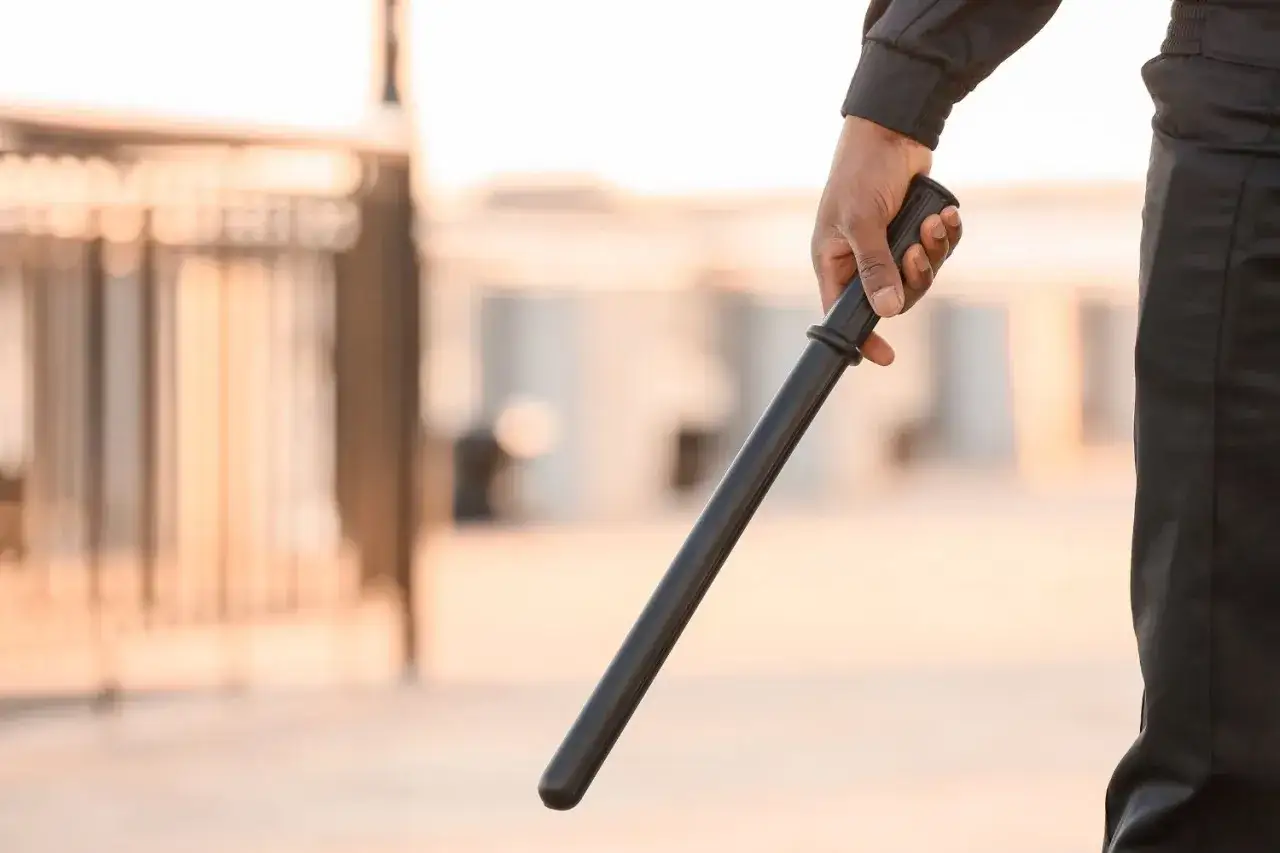 Pałka teleskopowa: Legalna czy broń? Co musisz wiedzieć o prawie