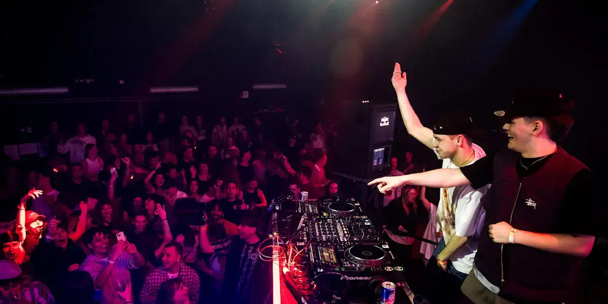 Gdzie można potańczyć w Ustce? Odkryj najlepsze kluby i imprezy