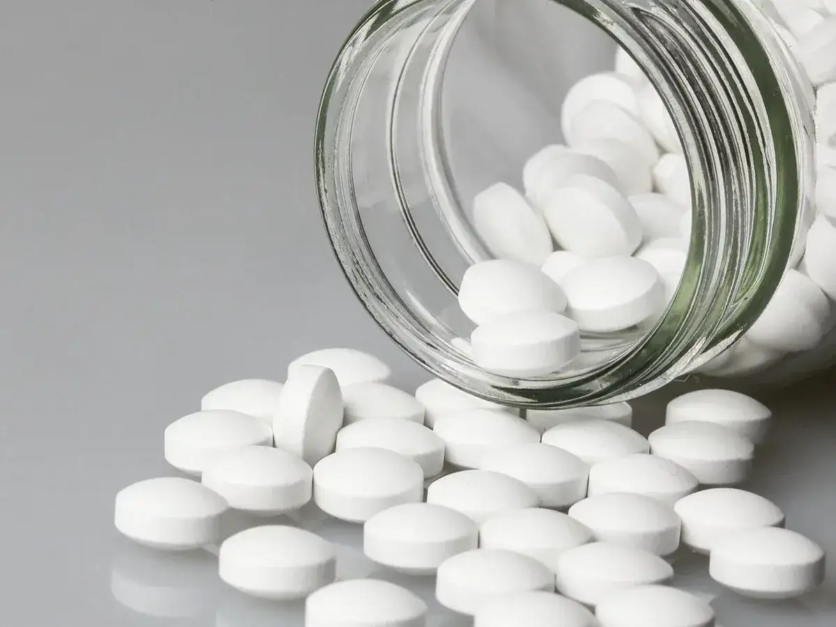 Tabletki przeciwbólowe po alkoholu: Zagrożenia i konsekwencje