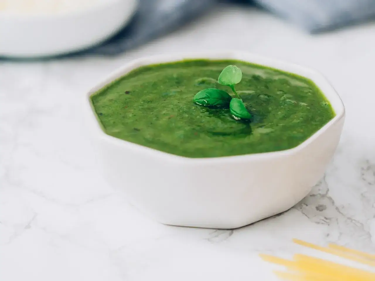 Jak zrobić zielone pesto w prosty sposób - idealny przepis na każdą okazję