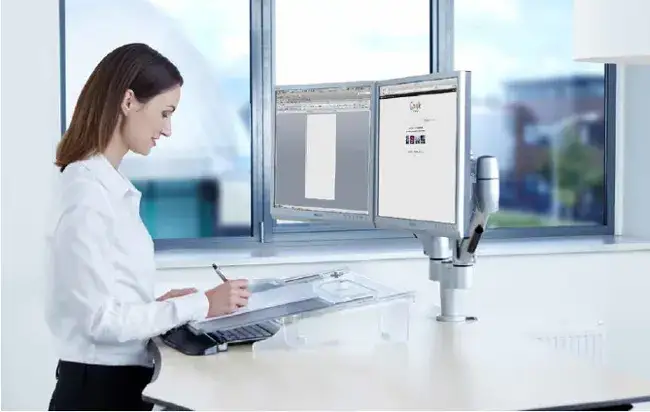 Jak pracować na dwóch monitorach i zwiększyć wydajność pracy